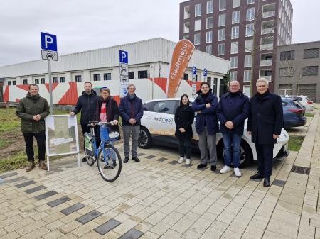 (von rechts): Oberbürgermeister Matthias Steffan, Philipp Knapp und Lukas Wienke (EPPLE), Lea Kraft und Tilmann Schneyder (stadtmobil), Catrin Nähr und Ramon Eck (Stadt Schwetzingen) und Matthias Ohlheiser (EPPLE) weihen die neue Station ein. (Foto: Stadt Schwetzingen) (von rechts): Oberbürgermeister Matthias Steffan, Philipp Knapp und Lukas Wienke (EPPLE), Lea Kraft und Tilmann Schneyder (stadtmobil), Catrin Nähr und Ramon Eck (Stadt Schwetzingen) und Matthias Ohlheiser (EPPLE) weihen die neue Station ein. (Foto: Stadt Schwetzingen)