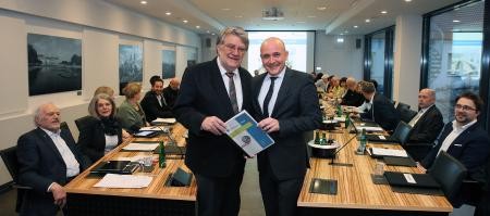 Bild: Ludwig Karg (l.) von der B.A.U.M. Consult übergab das 167-seitige Klimaschutzkonzept an Oberbürgermeister René Pöltl (Quelle: Lenhardt)